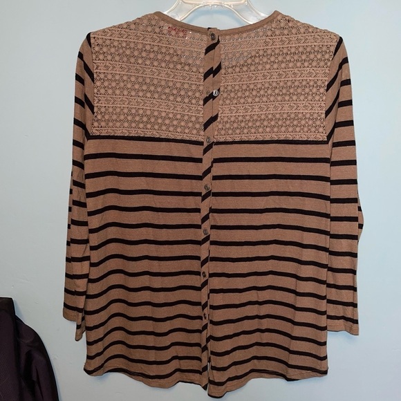 Wrap London Linen Blend Top with Button Back and Crochet Detail Size 2 - Picture 7 of 7